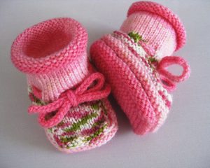 Christine's Stay-On Baby Booties free knit pattern