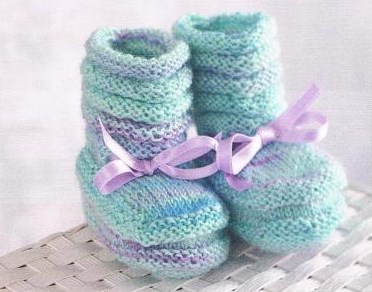 Knitting pattern for newborn booties